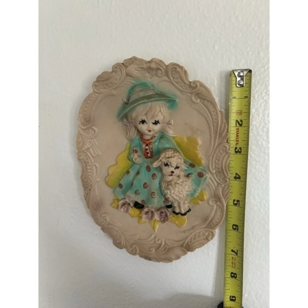 Vintage Oval Molded 3-D Wall Hanging Art Plaque Hand Painted RARE‎ Backside